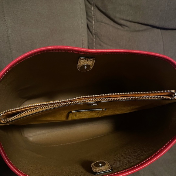 Mollie Colorblock Bucket Bag. - Picture 4 of 9